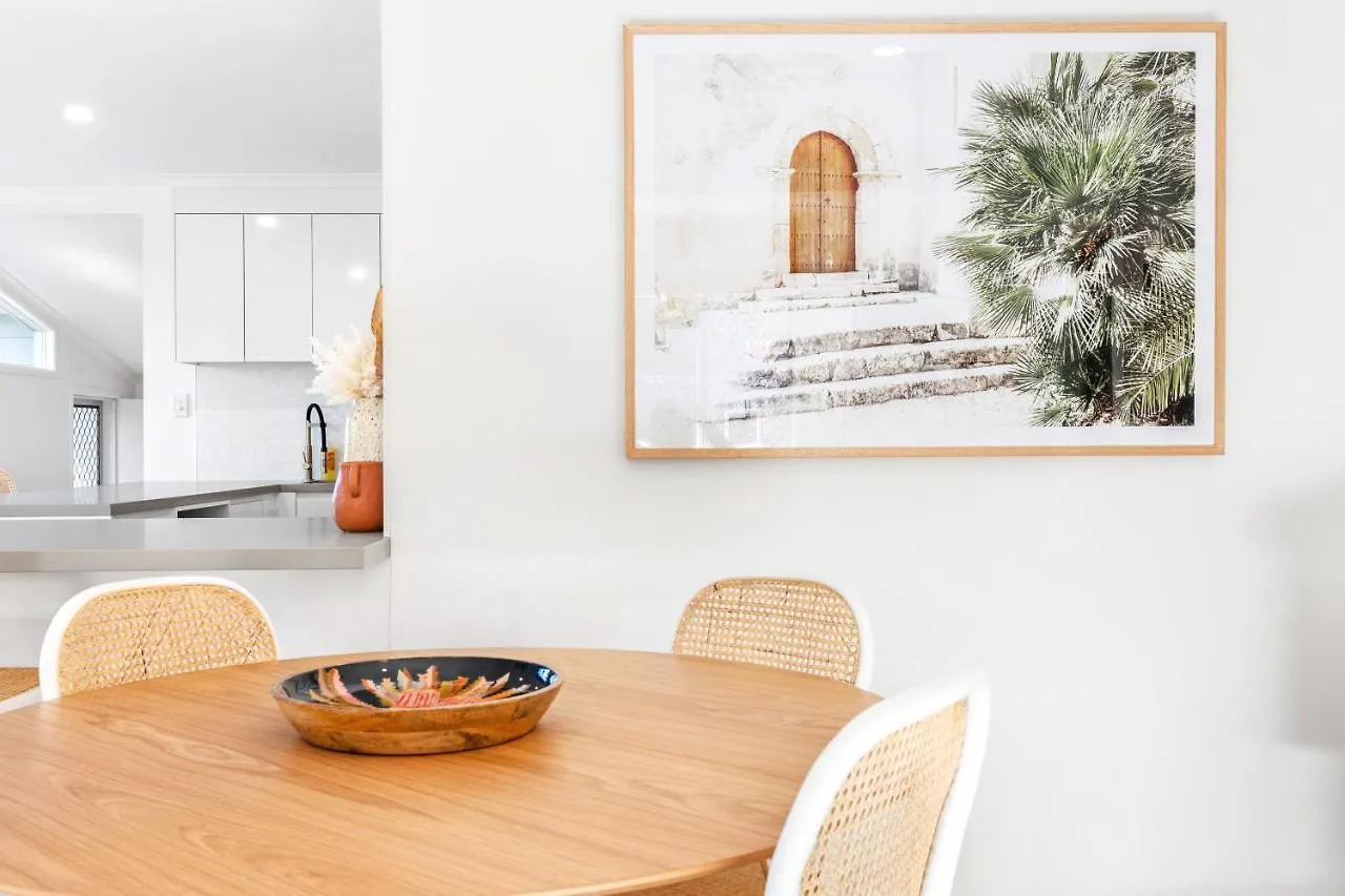Styled 3 Bedroom Tropical Family Home W Pool At Coolum 쿨룸비치 0*,